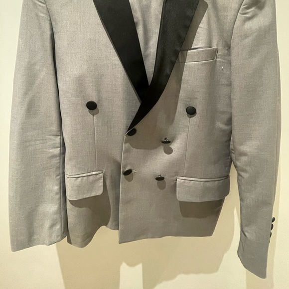 Tuxedo Gray - Picture 3 of 3